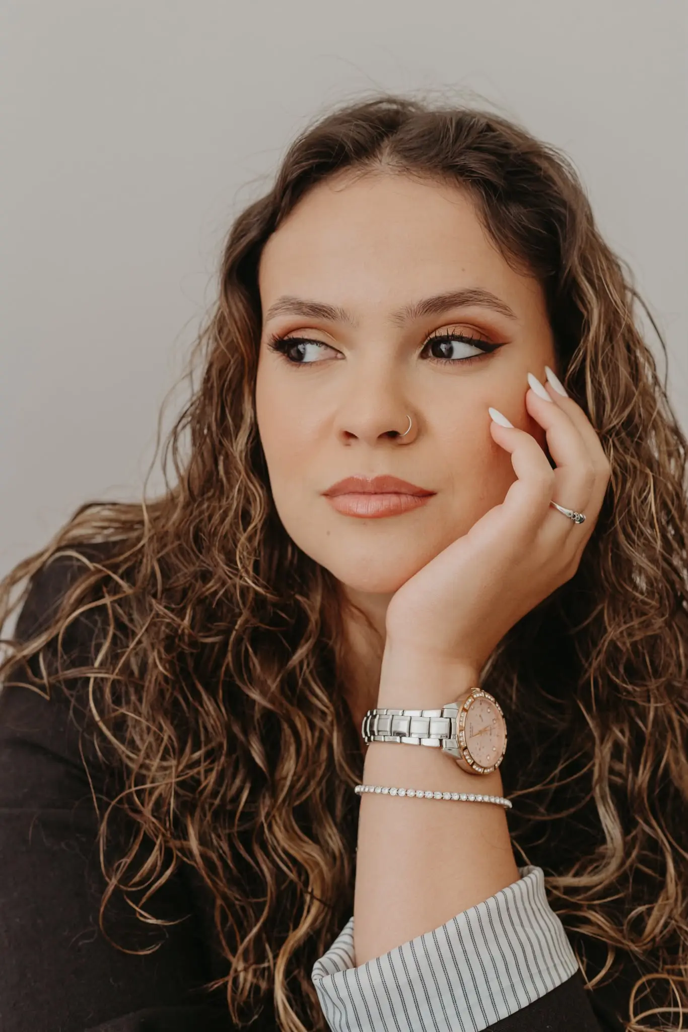 Luana Prudente sentada no estúdio, em ambiente de trabalho