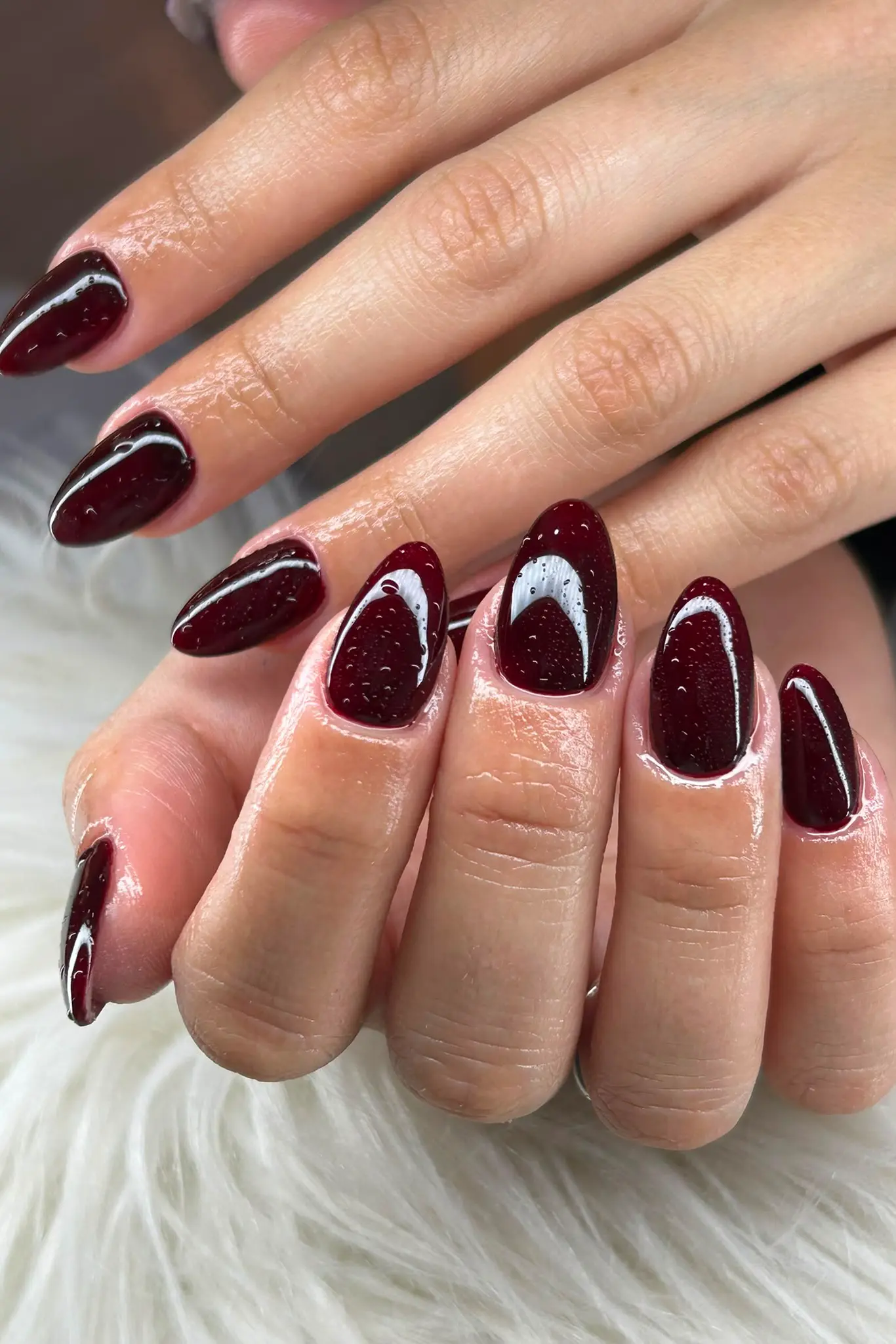 Unhas em gel com acabamento vermelho-escuro brilhante